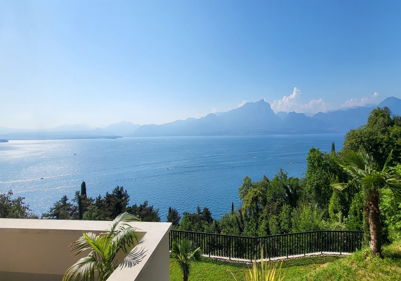 Blick auf See und Berge