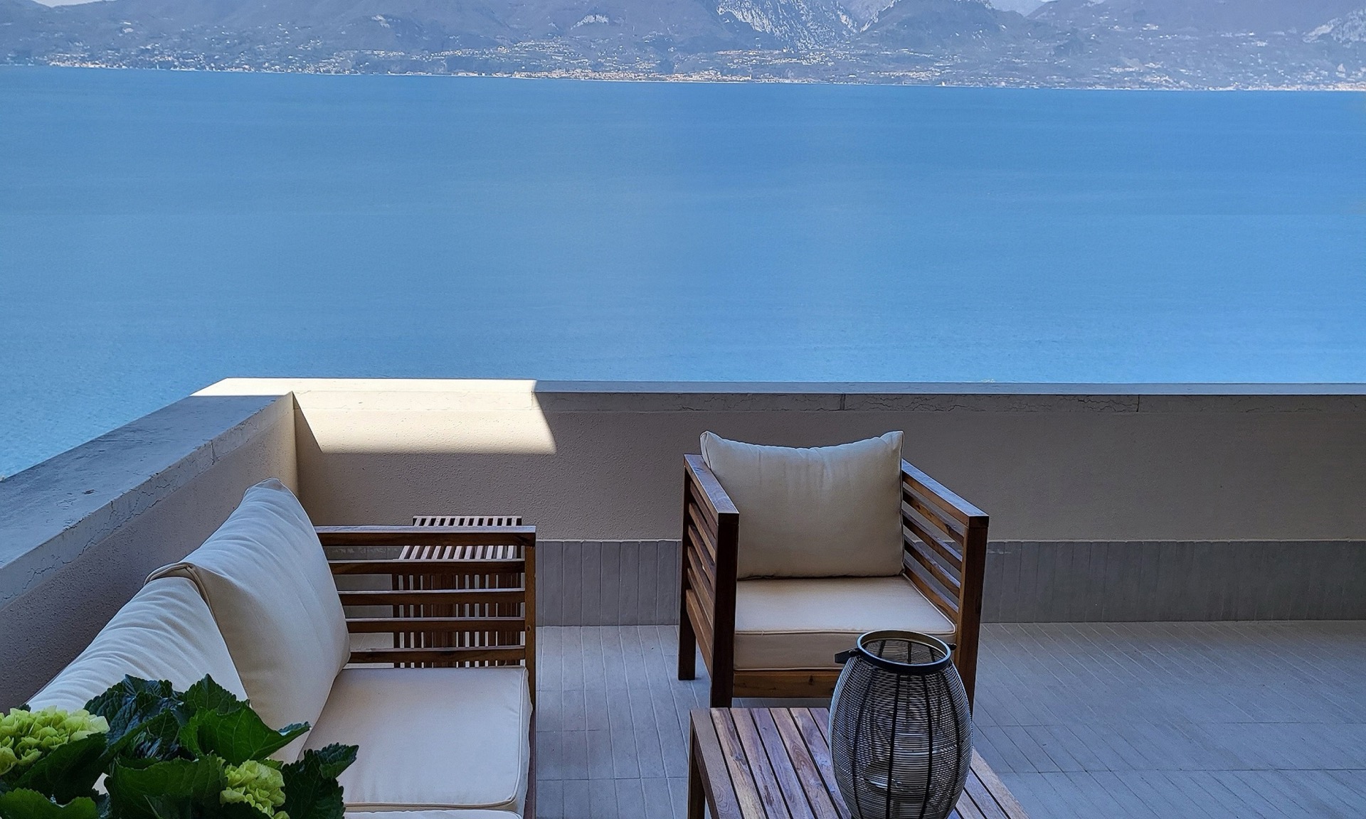 la Maison sur mer — Terrasse mit Seeblick am Gardasee