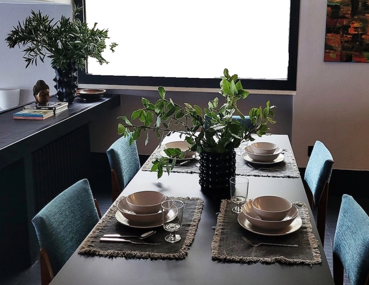 Esszimmer mit Blick zur restaurierten Mauer