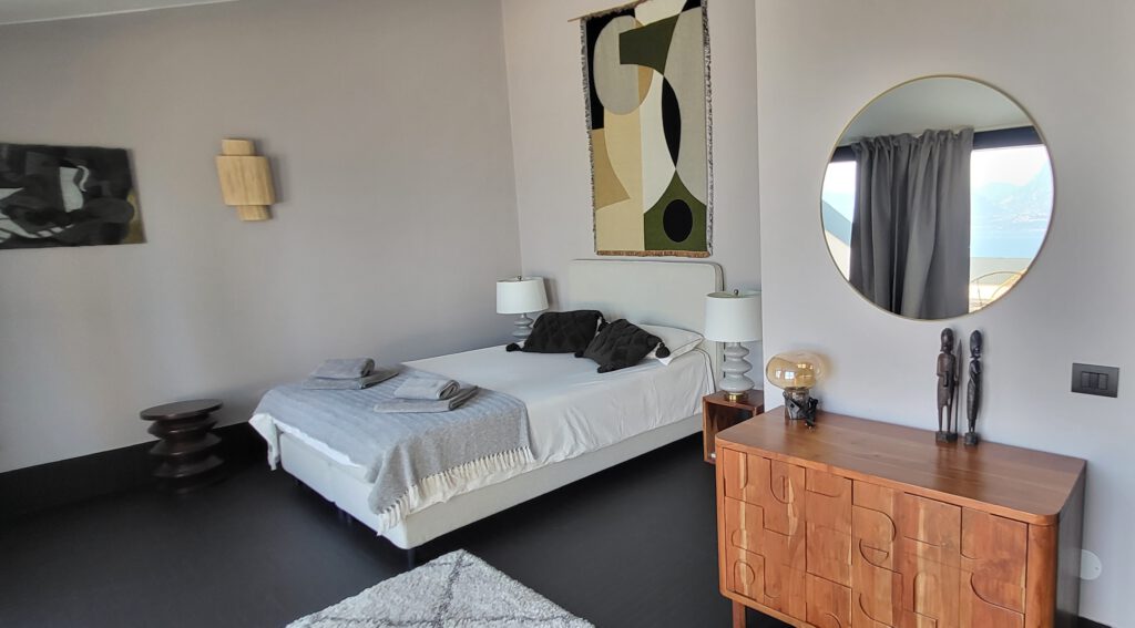 Schlafzimmer mit Seeblick