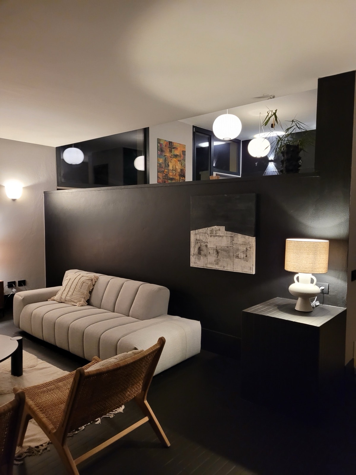Wohnzimmer mit Galerieebene und Pendelleuchten