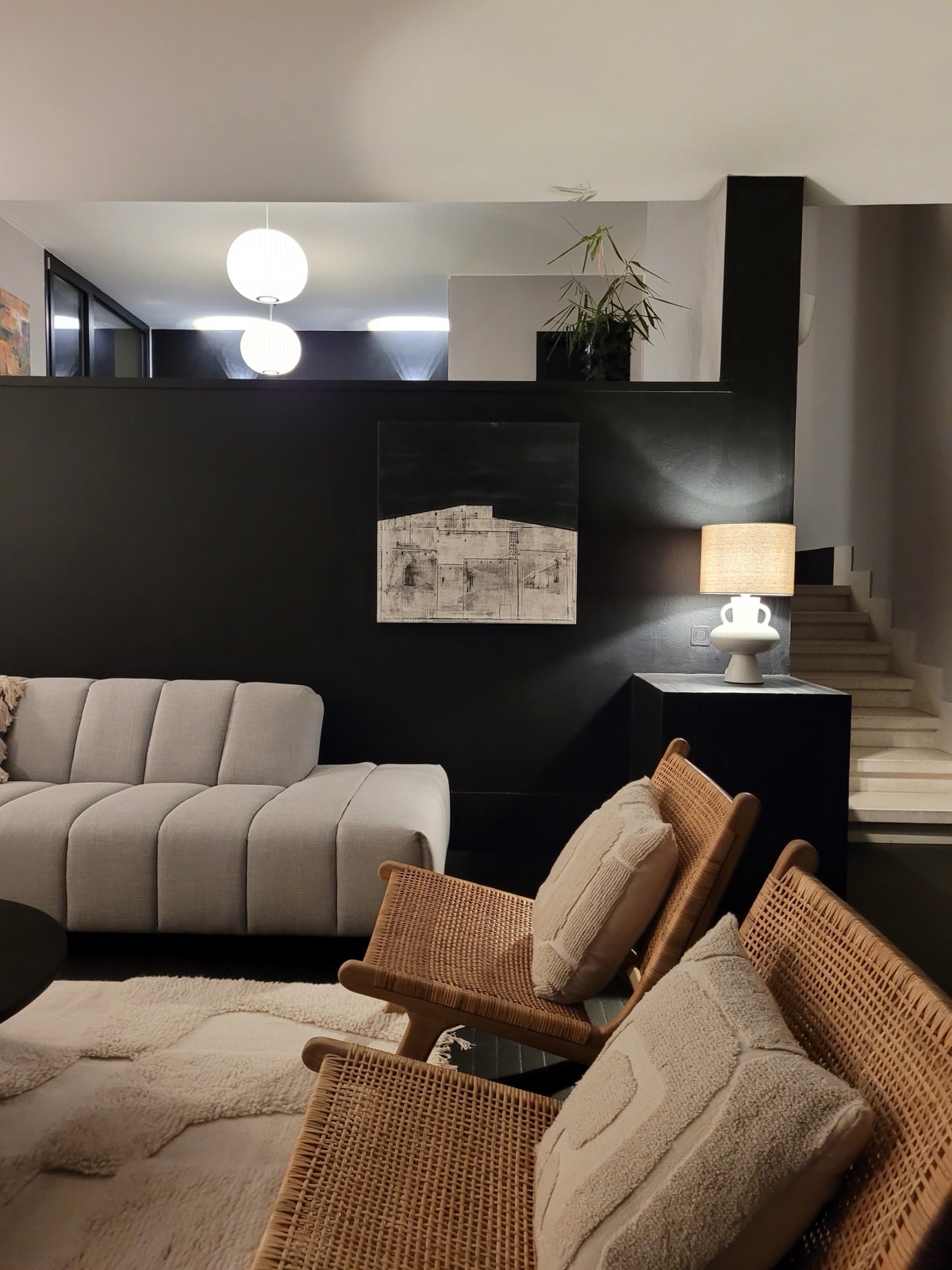 Wohnzimmer mit Loungesesseln am Abend