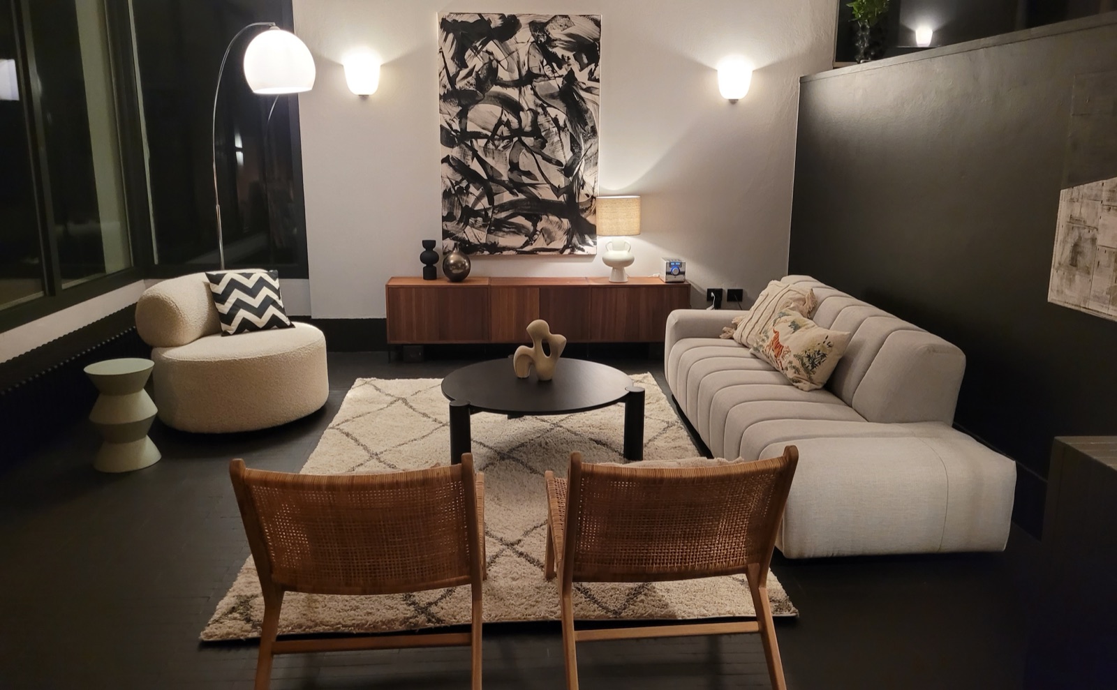 Wohnzimmer mit Designmöbeln und großformatiger Kunst