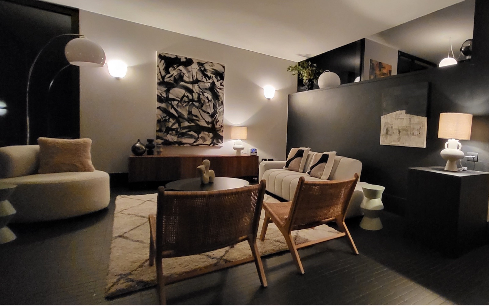 Wohnzimmer am Abend mit Sideboard und Kunst