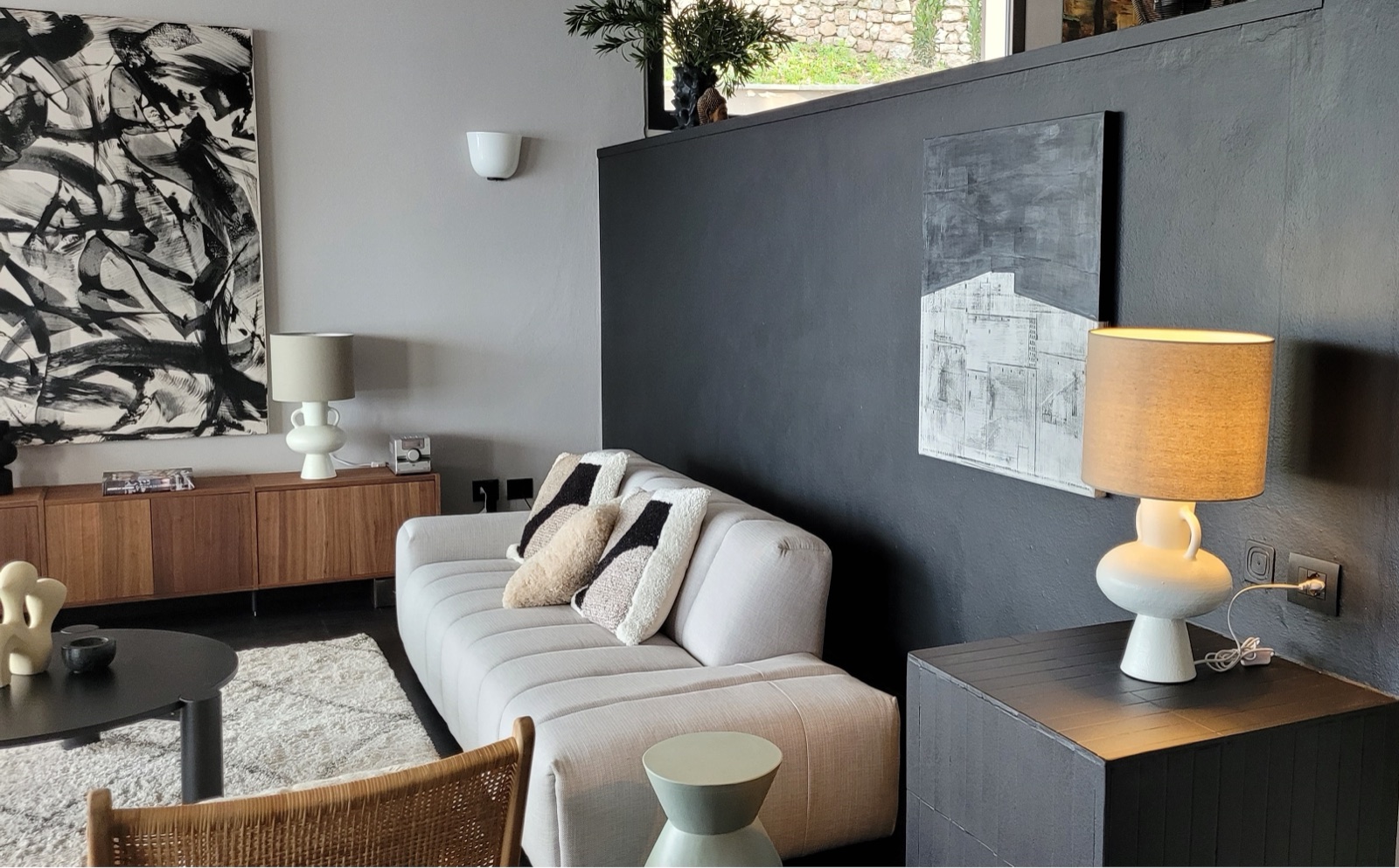 Wohnzimmer mit Tageslicht und Sitzecke