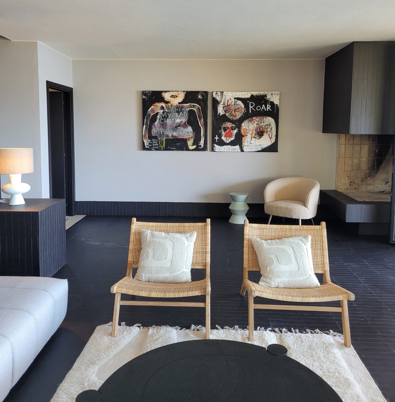 Wohnzimmer mit Kamin und Kunst